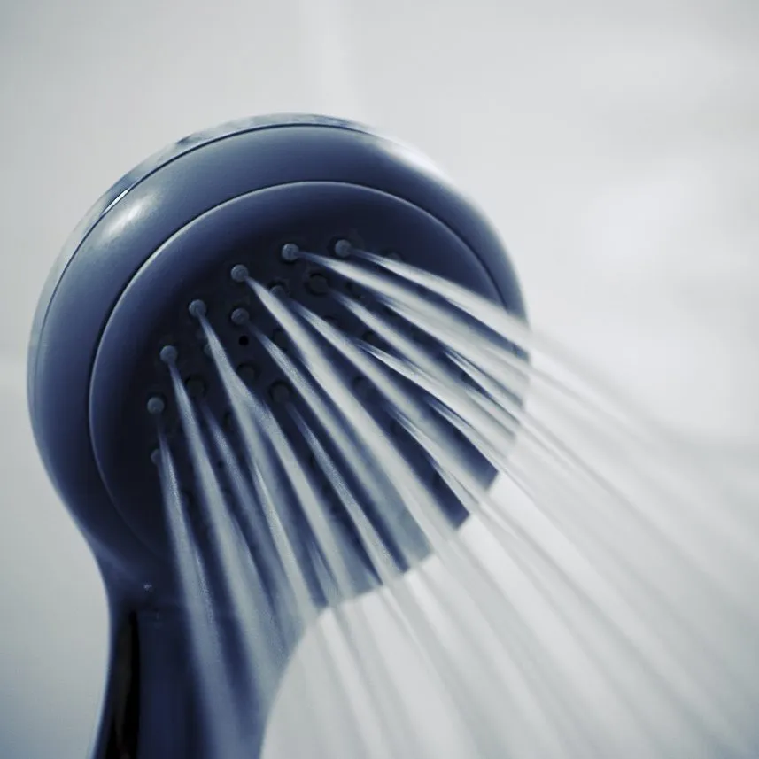 Duschkopf mit Wasserstrahl – persönliche Betreuung und Körperpflege im häuslichen Umfeld