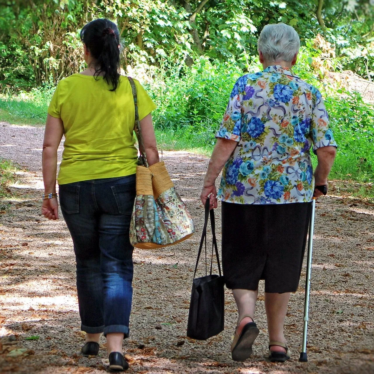 Betreuerin begleitet Seniorin beim Spaziergang – Unterstützung für pflegende Angehörige